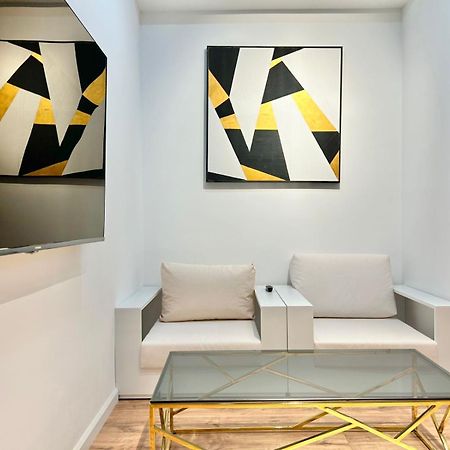 City Center - Next To Holiday Inn -2Br Apartment ティビリシ エクステリア 写真