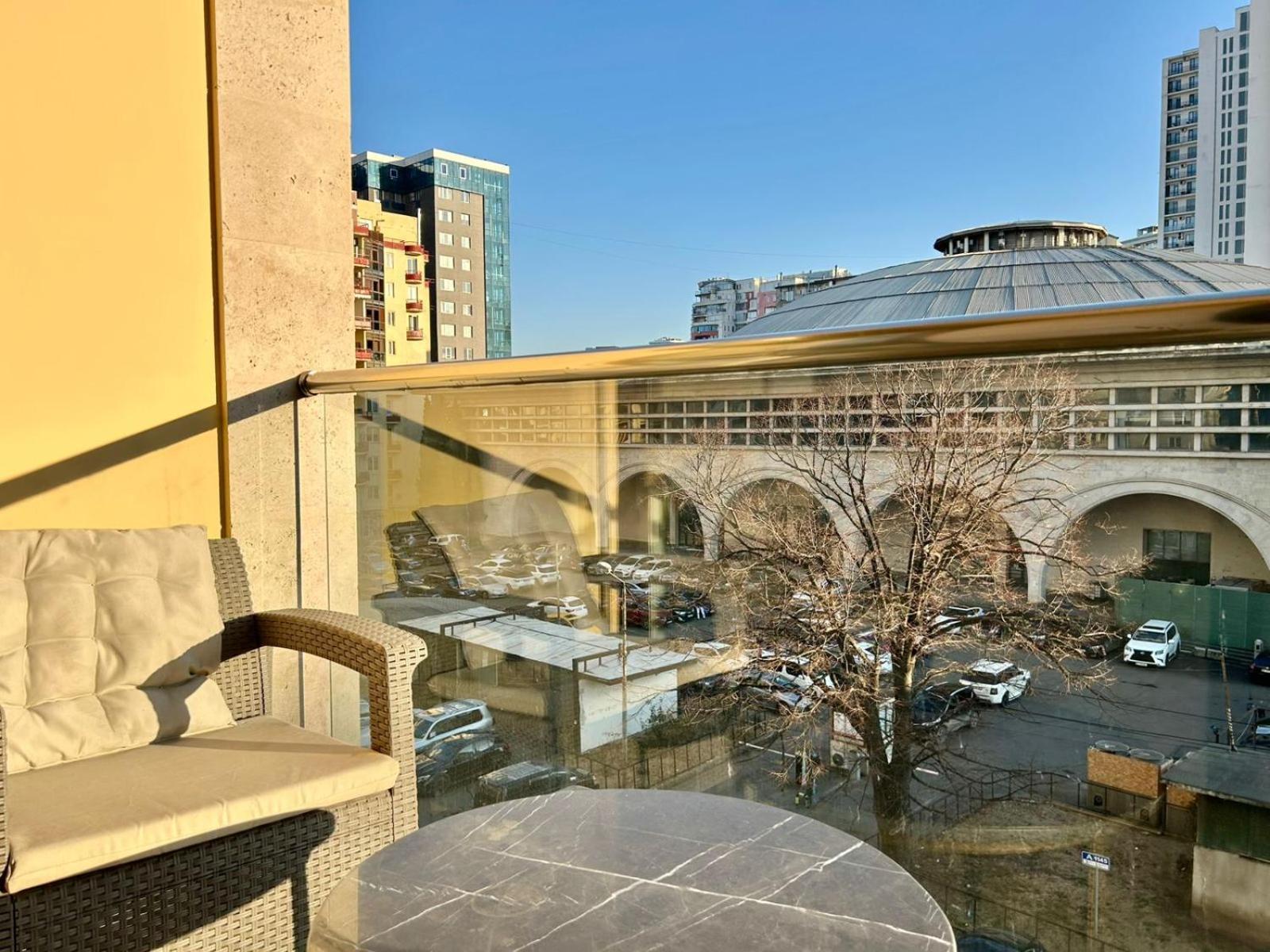 City Center - Next To Holiday Inn -2Br Apartment ティビリシ エクステリア 写真