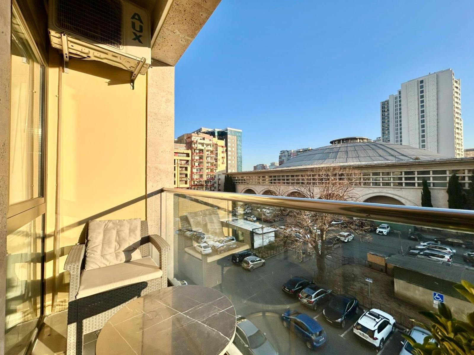 City Center - Next To Holiday Inn -2Br Apartment ティビリシ エクステリア 写真
