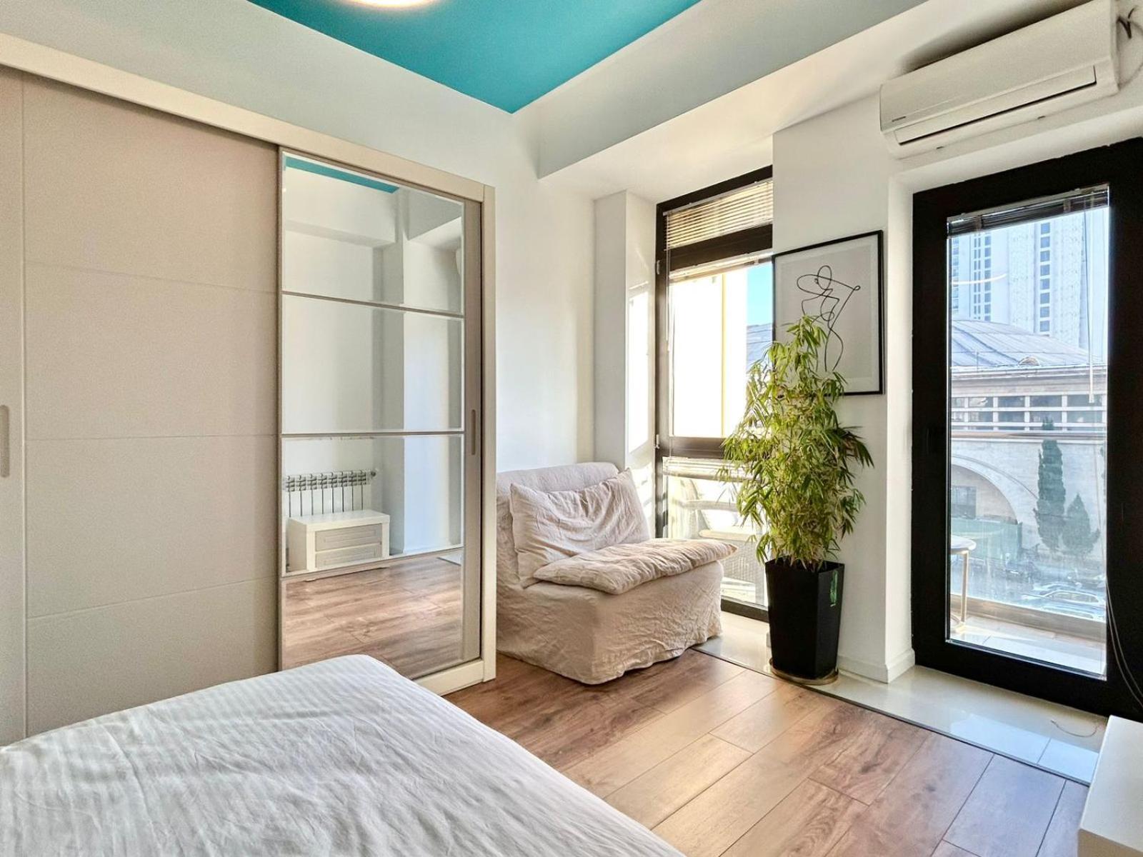 City Center - Next To Holiday Inn -2Br Apartment ティビリシ エクステリア 写真