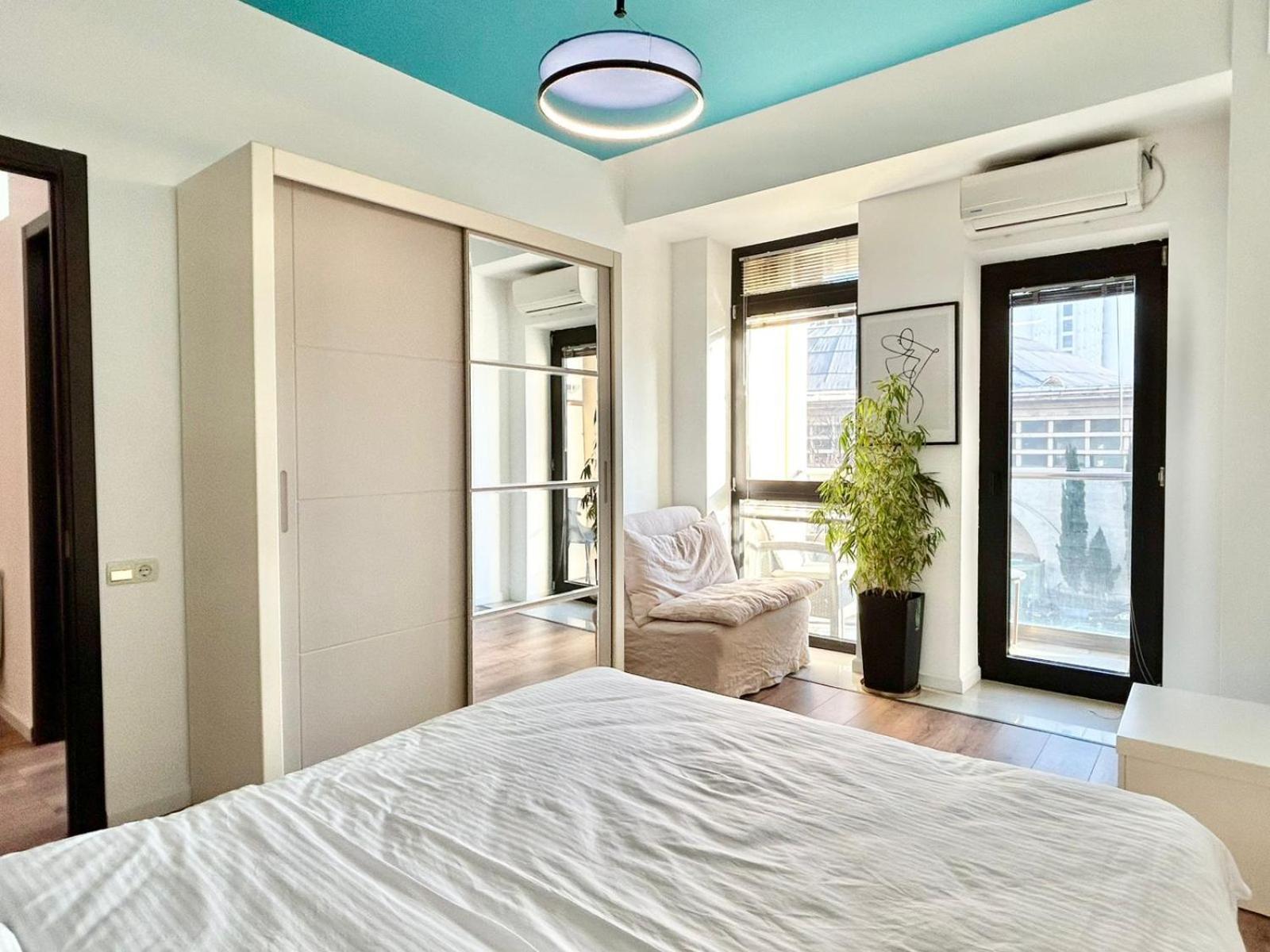 City Center - Next To Holiday Inn -2Br Apartment ティビリシ エクステリア 写真