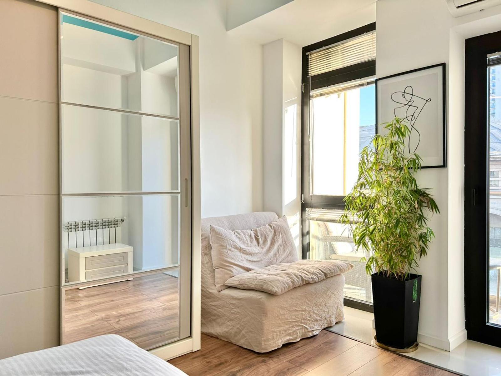 City Center - Next To Holiday Inn -2Br Apartment ティビリシ エクステリア 写真