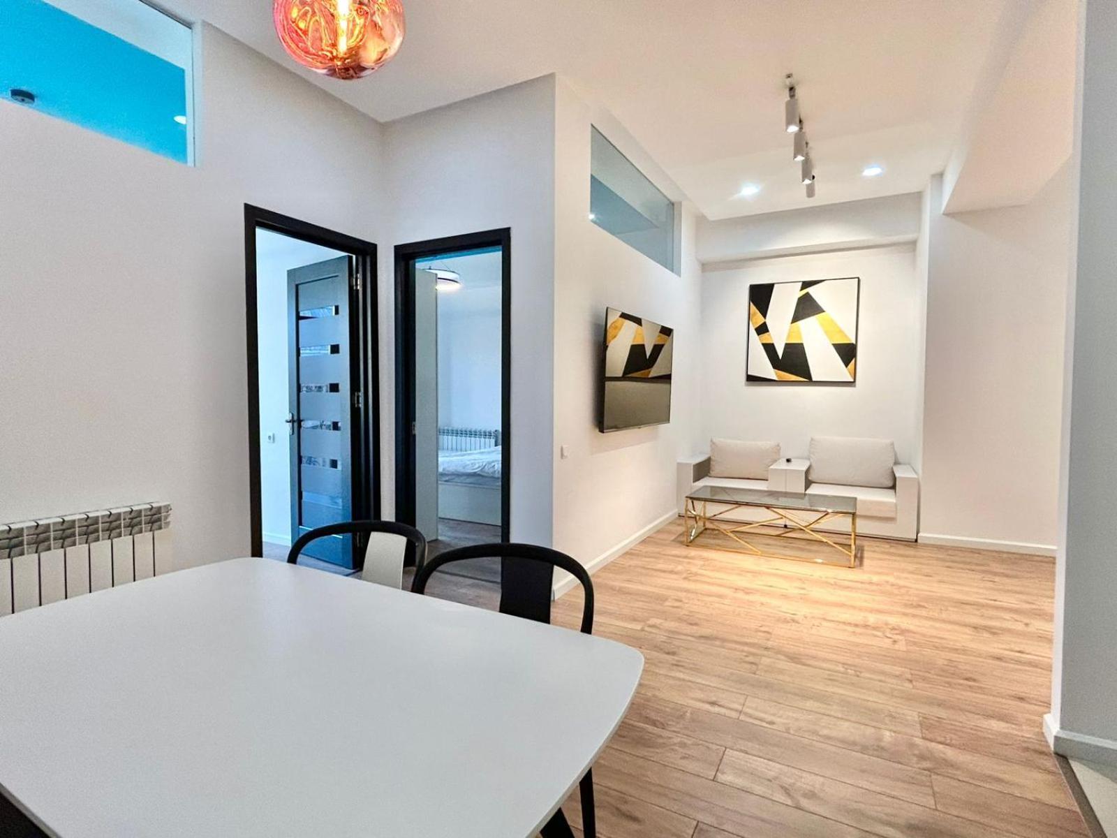 City Center - Next To Holiday Inn -2Br Apartment ティビリシ エクステリア 写真