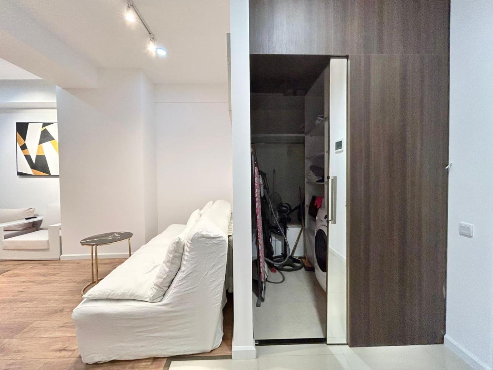 City Center - Next To Holiday Inn -2Br Apartment ティビリシ エクステリア 写真