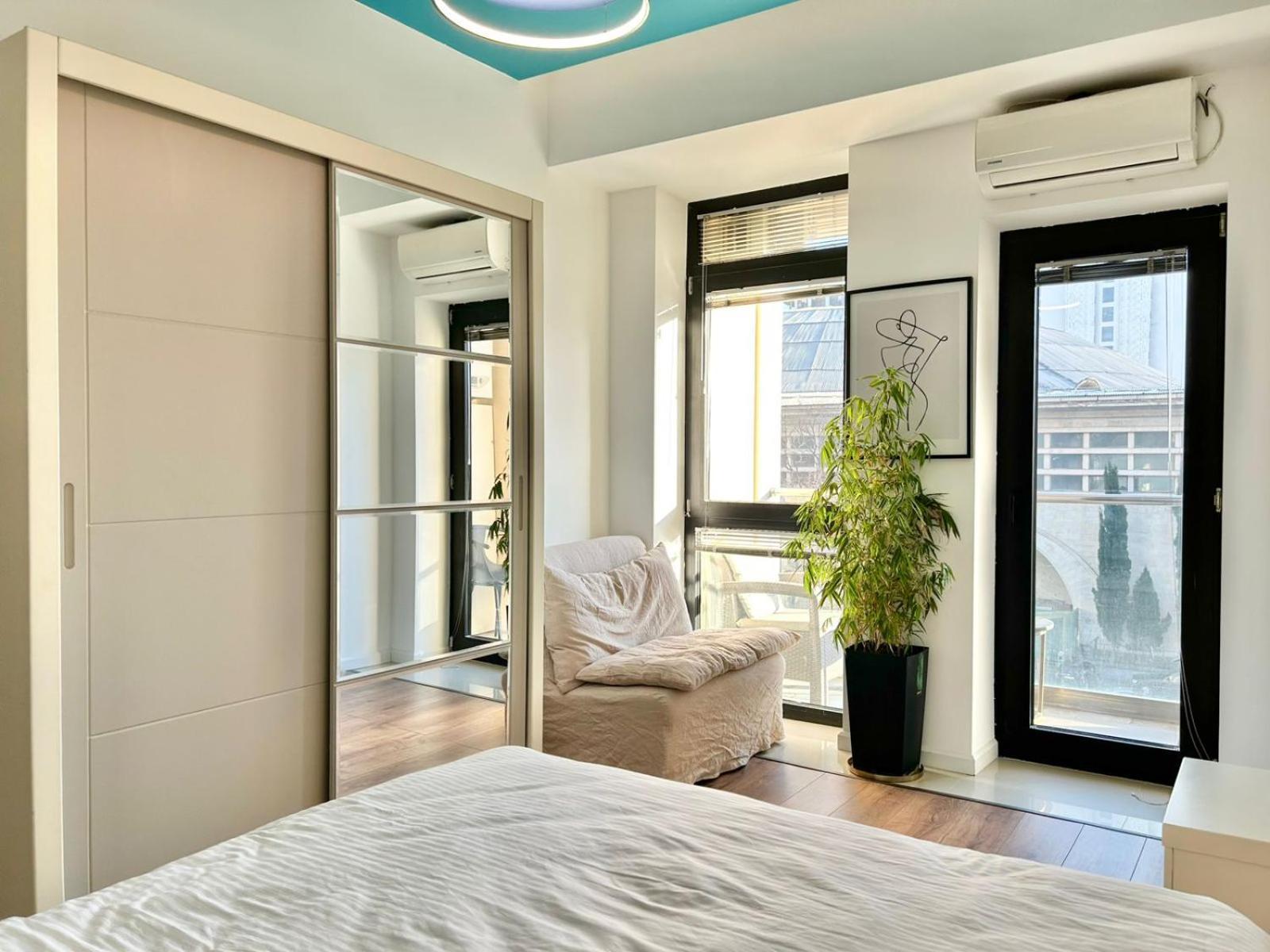 City Center - Next To Holiday Inn -2Br Apartment ティビリシ エクステリア 写真