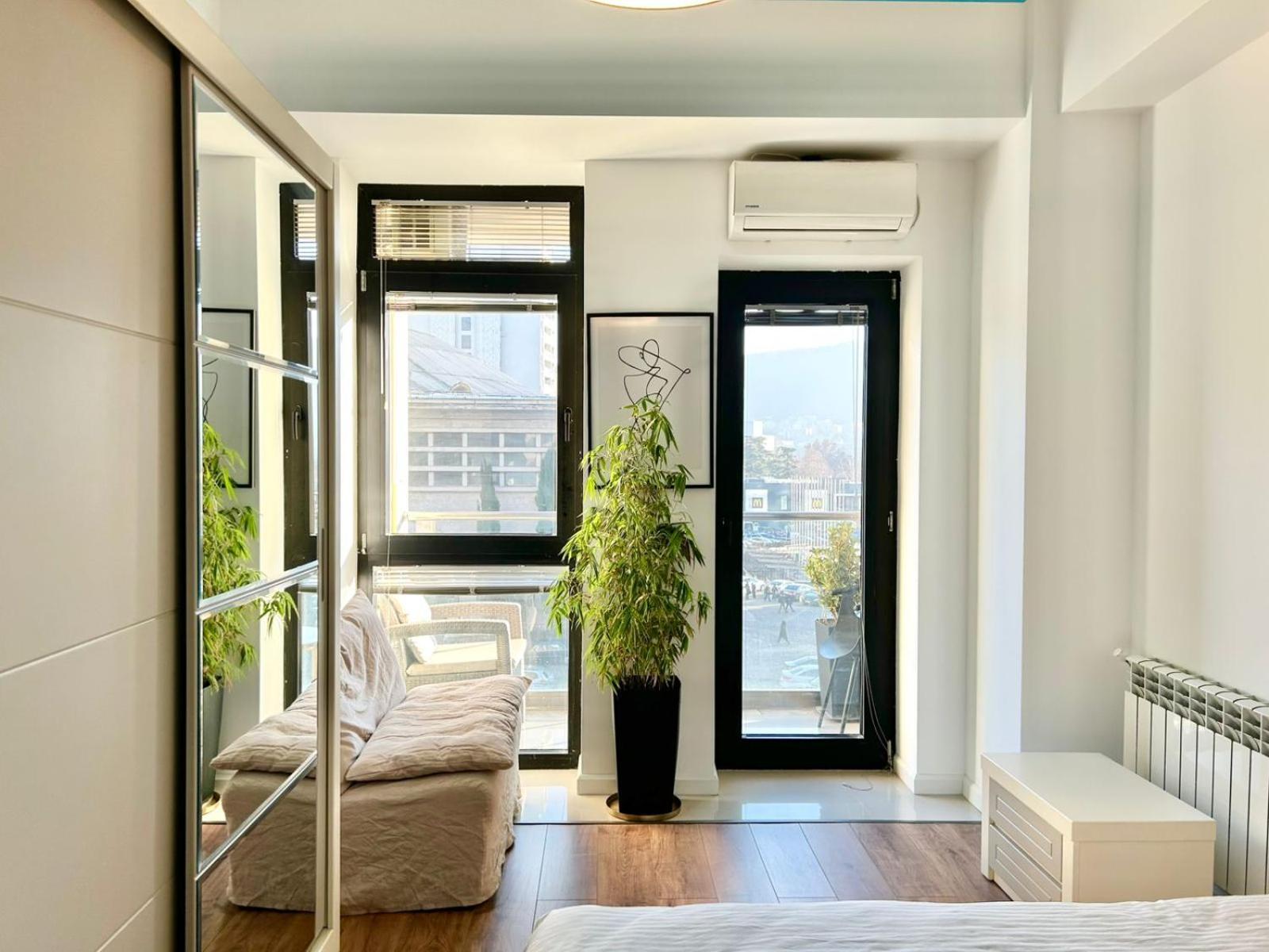 City Center - Next To Holiday Inn -2Br Apartment ティビリシ エクステリア 写真