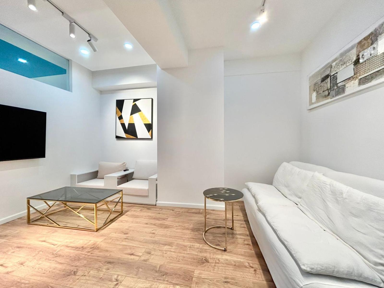 City Center - Next To Holiday Inn -2Br Apartment ティビリシ エクステリア 写真